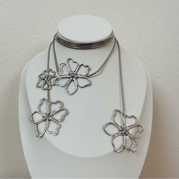 New Long Silver Metal Large Flowers Necklace Neckchain Bohemian - Picture 5 of 6
